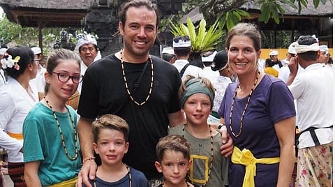 கனடாவில் 3 குழந்தைகளுக்கு பார்வை முழுவதும் பறிபோவதற்குள் பசுமையான நினைவுகளை வழங்க உலகை சுற்றும் தம்பதி