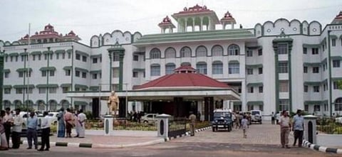 மணல் குவாரி முறைகேட்டில் அதிகாரிகளுக்கு தொடர்பு இருந்தால் கடும் நடவடிக்கை - மதுரை உயர் நீதிமன்ற கிளை எச்சரிக்கை