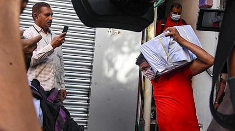 சென்னை புரசைவாக்கத்தில் உள்ள பிஎஃப்ஐ அமைப்பின் தமிழக தலைமை அலுவலகத்தில் இருந்து ஆவணங்களை எடுத்துச் சென்ற என்ஐஏ அலுவலர்கள்.படங்கள்: ம.பிரபு