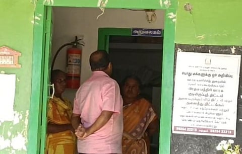 கரூர் மாவட்டம் நன்னியூர் ஊராட்சி மன்ற அலுவலகத்தில் விசாரணை மேற்கொள்ளும் அதிகாரிகள்.