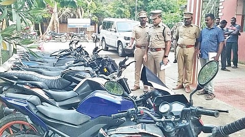 விழுப்புரத்தில் பைக் திருடனிடம் இருந்து பறிமுதல் செய்யப்பட்ட பைக்குகளுடன் போலீஸார்.