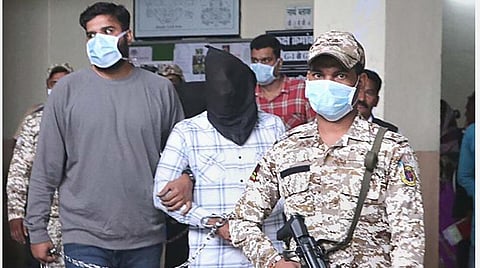 நாடு முழுவதும் தேசியப் பாதுகாப்பு முகமை நடத்திய சோதனையின்போது கைது செய்யப்பட்டு, போபால் நீதிமன்றத்தில் நேற்று ஆஜர்படுத்தப்பட்ட பிஎஃப்ஐ உறுப்பினர்.படம்: பிடிஐ