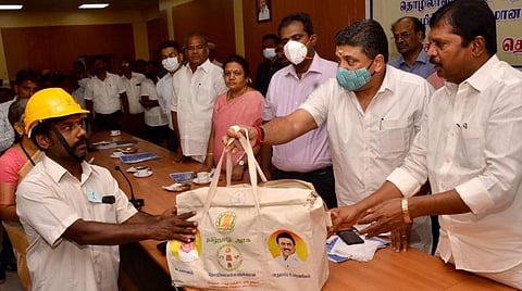 மதுரை மாவட்ட ஆட்சியர் அலுவலகத்தில் இன்று நடந்த தொழிலாளர் நலன் மற்றும் திறன் மேம்பாட்டுத் துறை மற்றும் தமிழ்நாடு கட்டுமானத் தொழிலாளர் நல வாரியம் சார்பில் அரசு நலத்திட்ட உதவிகள் வழங்கும் விழாவில் தமிழக நிதி மற்றும் மனிதவள மேலாண்மைத்துறை அமைச்சர் பழனிவேல் தியாகராஜன் நலத்திட்ட உதவிகளை வழங்கினார். |  படம்: நா.தங்கரத்தினம்