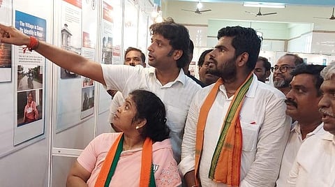 திண்டிவனம் அருகே கூட்டேரிப்பட்டில் பிரதமர் நரேந்திர மோடியின் 72-வது பிறந்த நாளை முன்னிட்டு மத்திய அரசு நலத்திட்ட பிரிவு சார்பில் இரண்டு நாள் கண்காட்சி நிகழ்ச்சியை பாஜக மாநிலத் தலைவர் அண்ணாமலை பார்வையிட்டார்.