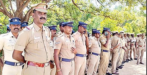 கோவை மாநகரில் பாதுகாப்புப் பணியில் ஈடுபட ஆயத்தமான  காவல் துறையினர்.