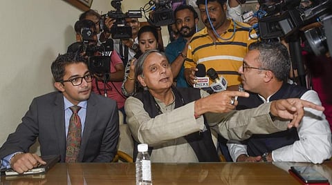 ‘ஜி-23’ தலைவர்கள் நினைத்தது நடந்தது - காங். தலைவர் தேர்தலில் போட்டியிட வேட்பு மனு படிவம் வாங்கினார் சசி தரூர்