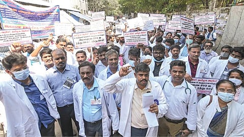 ஊதிய உயர்வு உள்ளிட்ட கோரிக்கைகளை வலியுறுத்தி சென்னை மாவட்ட ஆட்சியர் அலுவலகம் அருகில் அரசு மருத்துவர்கள் நேற்று கவன ஈர்ப்பு ஆர்ப்பாட்டம் நடத்தினர். படம்: பு.க.பிரவீன்