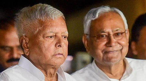 காங்கிரஸ் தலைவர் சோனியாவை சந்தித்த பிறகு செய்தியாளர்களுக்கு பேட்டியளித்த நிதிஷ் குமார், லாலு பிரசாத். படம்: பிடிஐ