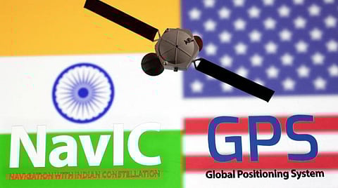 செல்போன்களில் ஜிபிஎஸ் உடன் NavIC-ஐ பயன்படுத்த ‘அழுத்தம்’ தருகிறதா இந்தியா?
