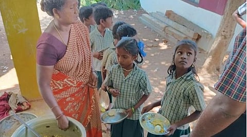 கள்ளக்குறிச்சி | சத்துணவுக் கூடங்களில் வீட்டுப் பாத்திரங்களில் சமையல் - பரிதவிக்கும் பணியாளர்கள்