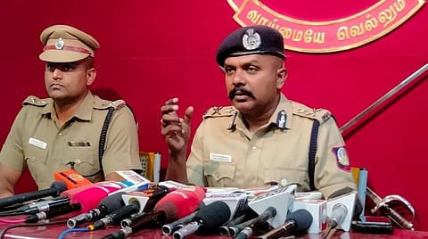 கோவை | பெட்ரோல் குண்டு வீச்சு வழக்கில் கைதான இருவரை காவலில் எடுத்து விசாரிக்க முடிவு - காவல் ஆணையர் தகவல்