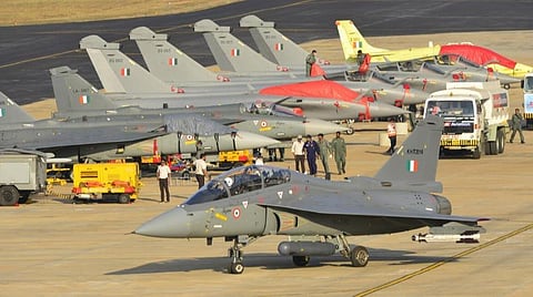 உள்நாட்டு தேவைக்கும், ஏற்றுமதிக்கும் தேஜாஸ் போர் விமானங்களின் உற்பத்தி அதிகரிப்பு - பாதுகாப்புத் துறை அதிகாரிகள் தகவல்