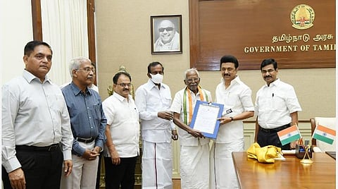 குமரி ஆனந்தனுக்கு வீடு வழங்கிய தமிழக முதல்வர் மு.க.ஸ்டாலின்