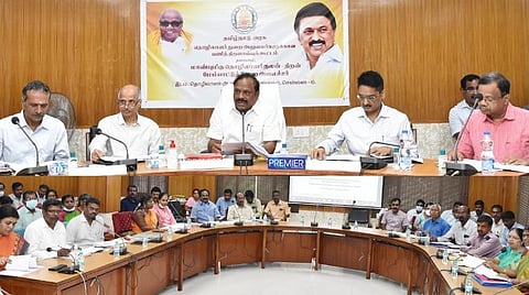 ஆய்வுக் கூட்டத்தில் தொழிலாளர் நலத்துறை அமைச்சர்