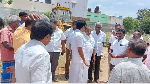 படவிளக்கம்: திருப்பூர் அணைப்பாளையம் பகுதியில் இருந்து மங்கலம் சாலை பகுதிக்கு செல்லும் வகையில், பாலம் அமைக்கும் பணிக்காக நேற்று அளவீடு செய்யும் தொடங்கியதை பார்வையிட்ட மேயர் ந.தினேஷ்குமார், துணை மேயர் எம்கேஎம்.பாலசுப்பிரமணியம் உள்ளிட்டோர்.