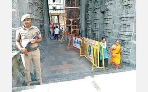 தி.மலை அண்ணாமலையார் கோயிலில் துப்பாக்கி ஏந்திய காவலர் பாதுகாப்பு போடப்பட்டுள்ளது.