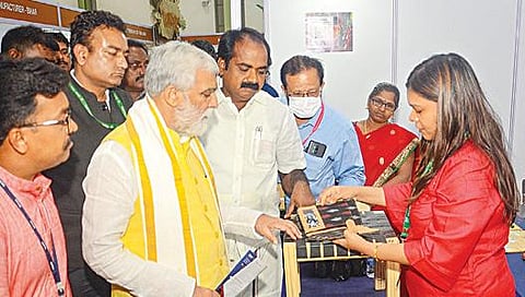 ஒருமுறை மட்டும் பயன்படுத்தப்படும் பிளாஸ்டிக்குக்கு மாற்றாக சுற்றுச்சூழலுக்கு உகந்த பொருட்கள் மற்றும் காற்றுத்தர மேலாண்மைக்கான தொழில்முனைவோருக்கான கருத்தரங்கை, மத்திய சுற்றுச்சூழல் துறை இணையமைச்சர் அஸ்வினி குமார் சவ்பே சென்னை வர்த்தக மையத்தில் நேற்று தொடங்கி வைத்தார். உடன் தமிழக சுற்றுச்சூழல் துறை அமைச்சர் சிவ.வீ.மெய்யநாதன், மத்திய சுற்றுச்சூழல் துறைச் செயலாளர் நரேஷ் பால் கங்வார் உள்ளிட்டோர். படம்: பு.க.பிரவீன்