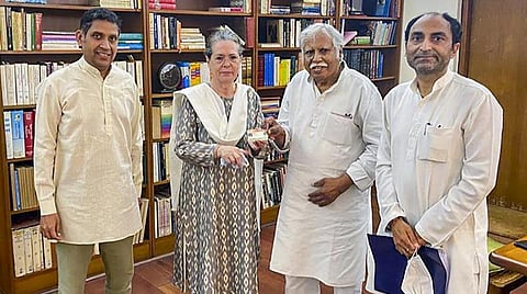 அகில இந்திய காங்கிரஸ் கட்சித் தலைவர் தேர்தல் - வரும் 30-ம் தேதி வேட்புமனு தாக்கல் செய்கிறார் சசி தரூர்