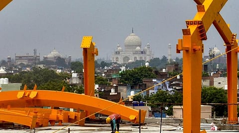 தாஜ்மஹாலை சுற்றி 500 மீட்டர் தூரத்துக்கு வர்த்தக நடவடிக்கைகளை நிறுத்த உத்தரவு