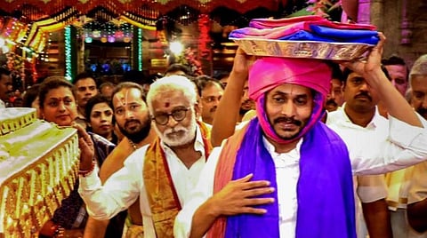 திருப்பதியில் கொடியேற்றத்துடன் பிரம்மோற்சவம் கோலாகல தொடக்கம் - 2 ஆண்டுகளுக்கு பிறகு மாட வீதிகளில் வாகன சேவை