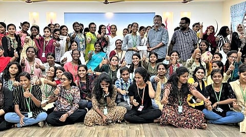 மதுரை | அரசு மருத்துவமனைக்கு ஒரு நாள் மருத்துவ சுற்றுலா - நோயாளிகளுடன் கல்லூரி மாணவிகள் ஆடிப்பாடி நெகிழ்ச்சி