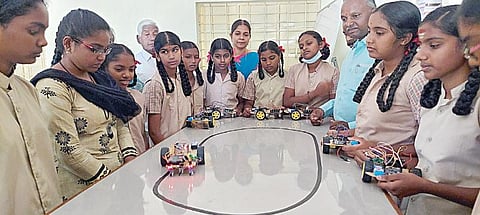 கோட்டூர் அரசு பெண்கள் மேல்நிலைப்பள்ளியில் மாணவிகள் உருவாக்கிய ரோபோக்கள்.