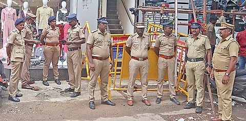 சென்னை புரசைவாக்கம் மூக்காத்தாள் தெருவில் உள்ள பாப்புலர் ஃப்ரன்ட் ஆஃப் இந்தியா தமிழக தலைமை அலுவலகம் முன்பு போலீஸ் பாதுகாப்பு போடப்பட்டுள்ளது. படம்: ம.பிரபு