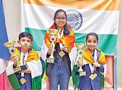 சர்வதேச செஸ் கூட்டமைப்பின் சார்பில் நடைபெற்ற உலக கேடட் செஸ் சாம்பியன்ஷிப்பில் முதலிடம் பிடித்த இந்தியாவின் ஷுபி குப்தா, ஏ.ஷார்வி ஆகியோருடன் வெண்கலப் பதக்கம் வென்ற சஃபின் சஃபருல்லாகான்.