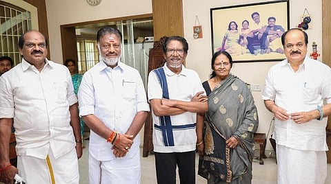 ஓ.பன்னீர்செல்வத்துடன் இயக்குநர் பாரதிராஜா