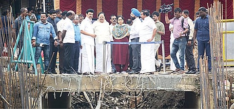 வேளச்சேரி - தாம்பரம் சாலையில், பாலாஜி பல் மருத்துவக் கல்லூரி அருகில் மேற்கொள்ளப்பட்டு வரும் மழைநீர் வடிகால் மற்றும்வெள்ளத் தடுப்புப் பணிகளை முதல்வர் மு.க.ஸ்டாலின் நேற்று பார்வையிட்டார். அமைச்சர்கள் கே.என்.நேரு, மா.சுப்பிரமணியன், தமிழச்சி தங்கபாண்டியன் எம்.பி., சென்னை மாநகராட்சி ஆணையர் ககன்தீப் சிங் பேடி உடனிருந்தனர். படம்: பு.க.பிரவீன்
