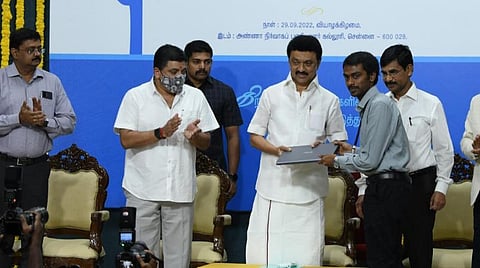 ‘தமிழக  முதல்வரின் புத்தாய்வுத் திட்ட’த்தின்கீழ் தேர்வு செய்யப்பட்டுள்ள 30 இளம் வல்லுநர்களுக்கு 30 நாட்கள் வகுப்பறை பயிற்சியுடன் கூடிய 2 ஆண்டு புத்தாய்வுத் திட்டத்தை முதல்வர் மு.க.ஸ்டாலின் நேற்று தொடங்கி வைத்து, மடிக்கணினிகளை வழங்கினார்.  படம்: பு.க.பிரவீன்