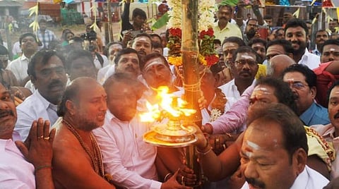 திருவண்ணாமலை அண்ணாமலையார் கோயிலில் கார்த்திகை தீபத் திருவிழாவை முன்னிட்டு பந்தக்கால் முகூர்த்தம் நடைபெற்றது.