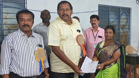 வெற்றிச் சான்றிதழைப் பெறும் காங்கிரஸ் வேட்பாளர் ம. மாரீஸ்வரி.