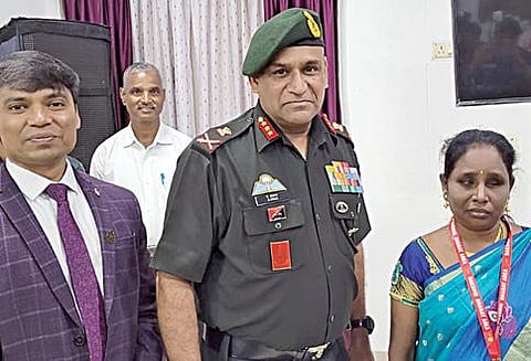 சென்னையில் உள்ள  பாதுகாப்பு கணக்குகள் துறை அலுவலகம் சார்பில் நடைபெற்ற பாதுகாப்பு கணக்குகள் துறை தின விழாவில் சிறப்பாக பணியாற்றிய செல்வி என்ற பார்வைத் திறன் குன்றிய மாற்றுத் திறனாளி ஊழியருக்கு விருது வழங்கிய தக்ஷிண பாரத ராணுவ அதிகாரி லெப்டினென்ட் ஜென்ரல் ஏ.அருண். உடன் பாதுகாப்பு கணக்குகள் கட்டுப்பாட்டாளர் டி .ஜெயசீலன்.