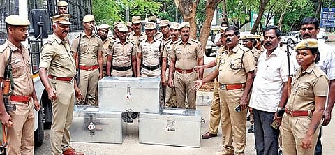 பள்ளிகொண்டா அருகே பிடிபட்ட ரூ.14.71 கோடி ஹவாலா பணம் மாவட்ட ஆட்சியர் அலுவலகத்தில் உள்ள கருவூலத்துக்கு போலீஸ் பாதுகாப்புடன் கொண்டு சென்று  ஒப்படைக்கப்பட்டது. படம்: வி.எம்.மணிநாதன்