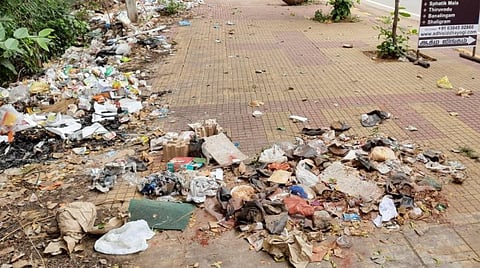 திருவண்ணாமலை கிரிவல பாதையில் அடி அண்ணாமலை அருகே நடைபாதையில் குவிந்து கிடக்கும் குப்பைகள்.  | படம் - இரா.தினேஷ்குமார்.