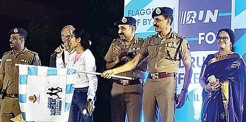 போதைப் பொருள் இல்லா தமிழகத்துக்கான ‘இரவு மாரத்தான்’ ஓட்டம் ஆவடியில் நேற்று இரவு நடைபெற்றது. இதை டிஜிபி சைலேந்திரபாபு தொடங்கி வைத்தார். நிகழ்வில் ஆவடி காவல் ஆணையர் சந்தீப் ராய் ரத்தோர், கூடுதல் காவல் ஆணையர் விஜயகுமாரி உள்பட பலர் கலந்து கொண்டன.