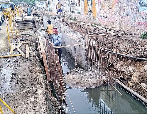 சென்னை புளியந்தோப்பு அம்பேத்கர் கல்லூரி சாலையில் கழிவுநீர் தேக்கத்திலேயே மழைநீர் வடிகால் கான்கிரீட் அமைக்கும் பணியில் ஈடுபட்டுள்ள தொழிலாளர்கள். படம்: ச.கார்த்திகேயன்