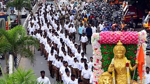 ராணுவ பாதுகாப்புடன் நடந்த ஆர்எஸ்எஸ் பேரணி: புதுச்சேரி அமைச்சர்கள் சீருடையுடன் பங்கேற்பு