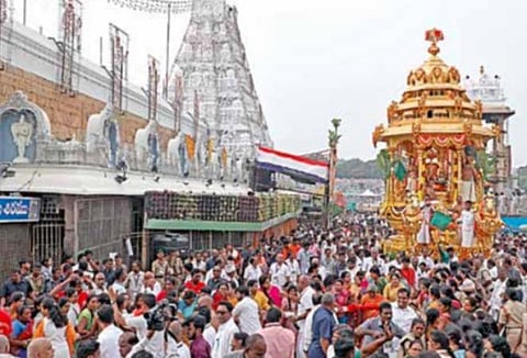 மலையப்பர் தங்க தேரில் பவனி வந்து பக்தர்களுக்கு அருள் பாலித்தார்.