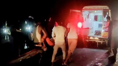 விபத்து நடந்த இடத்தில் மீட்புப்படையினர்.