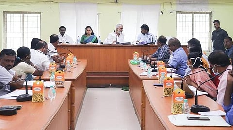 ஆய்வுக் கூட்டத்தில் அமைச்சர் சேகர் பாபு மற்றும் மேயர் பிரியா