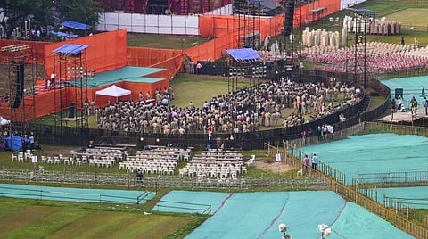 உத்தவ் தாக்கரே தலைமையிலான சிவசேனா பேரணிக்காக சிவாஜி பார்க்கில் நடைபெறும் ஏற்பாடுகள்