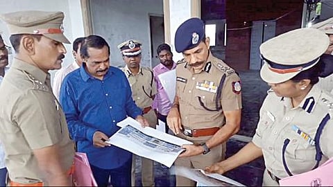 செங்கல்பட்டு மாவட்டத்தின் புதிய காவல் கண்காணிப்பாளர் அலுவலக கட்டுமானத்தின் இறுதிக்கட்ட பணிகளை தமிழக டிஜிபி சைலேந்திர பாபு நேரில் பார்வையிட்டு ஆய்வு மேற்கொண்டார்.