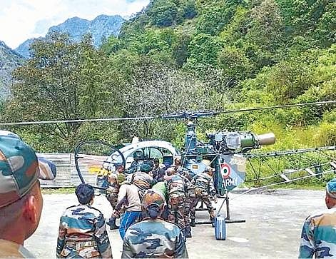 அருணாச்சல பிரதேசத்தில் சீன எல்லைக்கு அருகில் நேற்று ராணுவ ஹெலிகாப்டர் விபத்தில் சிக்கியதை தொடர்ந்து அங்கு மீட்புப் பணியில் ஈடுபட்ட ராணுவ வீரர்கள். படம்: பிடிஐ