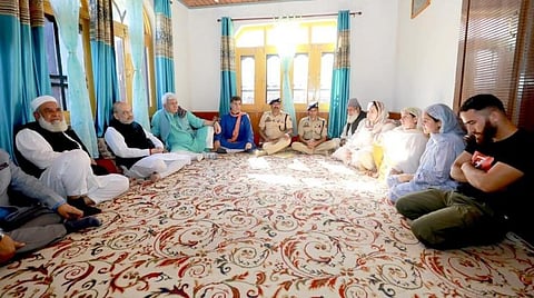 ஜம்மு காஷ்மீரில் சுற்றுப் பயணம் மேற்கொண்டுள்ள மத்திய உள் துறை அமைச்சர் அமித் ஷா, தீவிரவாதிகளுடனான என்கவுன்ட்டரில் உயிரிழந்த காவல் துறை சிறப்பு அதிகாரி (எஸ்பிஓ) முடாசிர் ஷேக்  குடும்பத்தினரை, பாரமுல்லா நகரில் நேற்று நேரில் சந்தித்து ஆறுதல் கூறினார். படம்: பிடிஐ