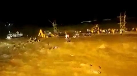 மேற்குவங்க மாநிலம் மால் நதியில் துர்கா தேவி சிலையை கரைக்கும் போது ஏற்பட்ட வெள்ளத்தில் பலர் மாயமாகியுள்ளனர். 8 பேரின் உடல்கள் மீட்கப்பட்டுள்ளன.