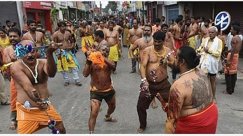 ஆன்மிகத்துக்கும், நெசவாளர்களுக்கும் தொடர்பு இல்லை: கத்தி போடும் விழா குறித்து கைத்தறி பயிற்சியாளர் விமர்சனம்