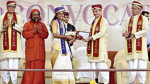 கோவையில் உள்ள அமிர்தா பல்கலைக்கழகத்தில் நேற்று நடைபெற்ற பட்டமளிப்பு விழாவில் மாணவி ஒருவருக்கு பட்டம் வழங்கிய ஆளுநர் ஆர்.என்.ரவி. படம்: ஜெ.மனோகரன்