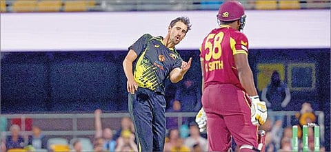 மே.இ.தீவுகளின் ஒடியன் ஸ்மித்தை ஆட்டமிழக்கச் செய்கிறார் ஆஸி.யின் மிட்செல் ஸ்டார்க்.